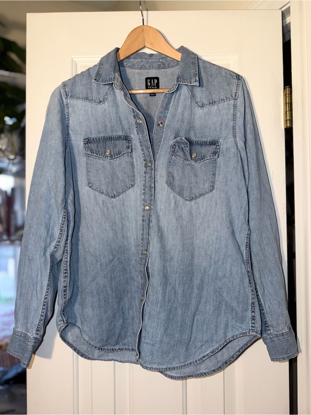 GAP Light Blue Chambray Pearl Snap Front Womens Size M Shirt